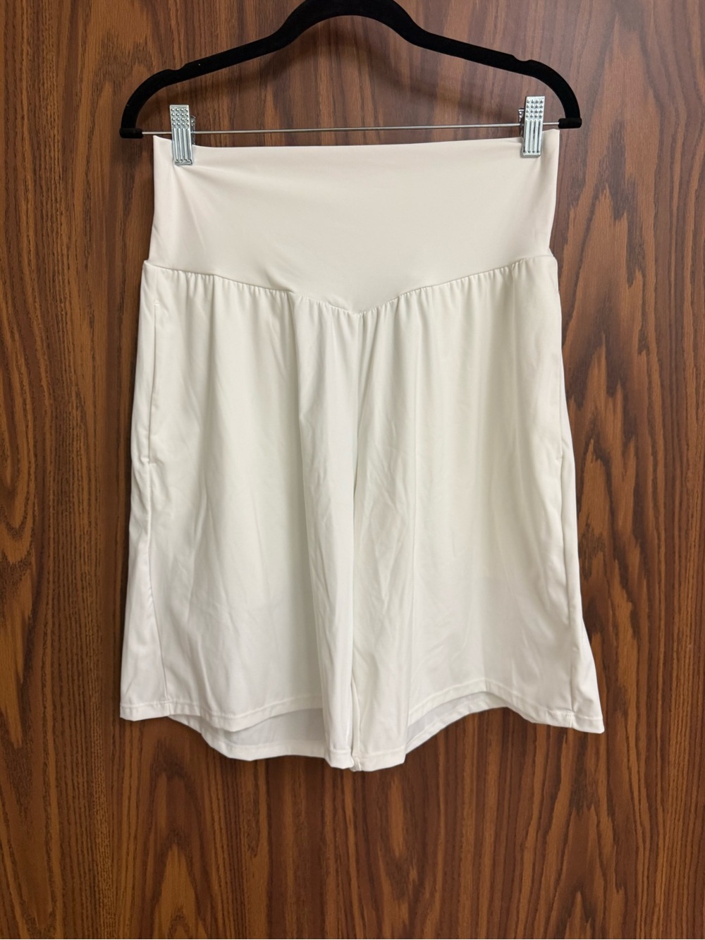 HALARA White High-Waist Skort